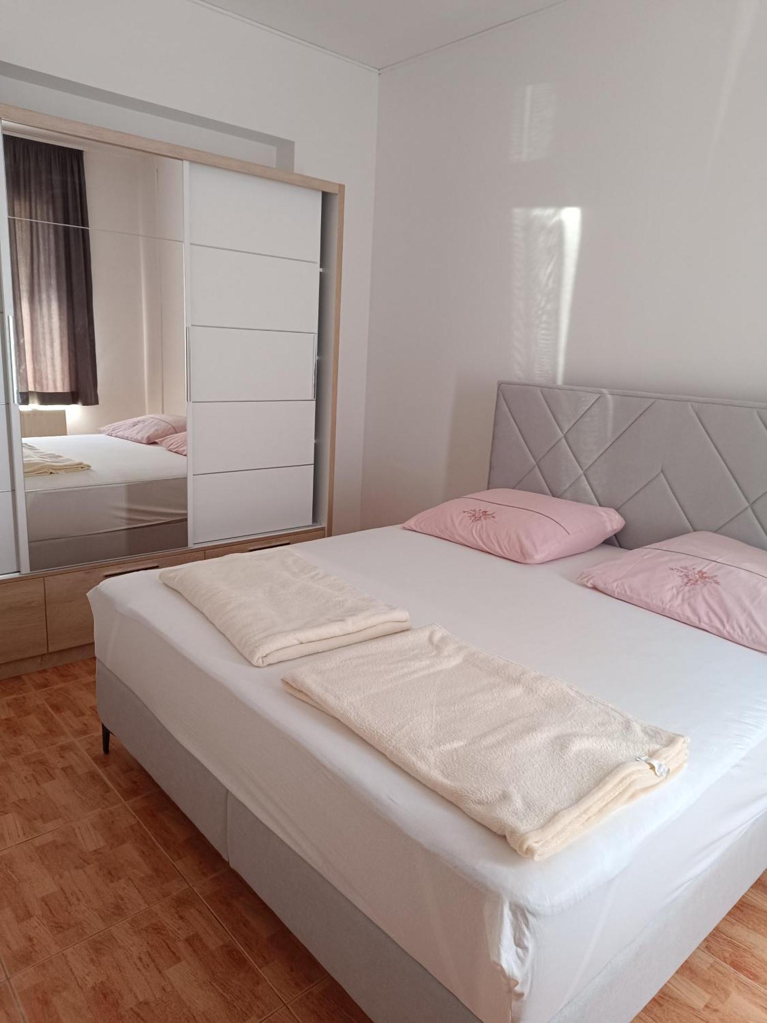 Apartmani "Radi" Baška Voda Exteriör bild