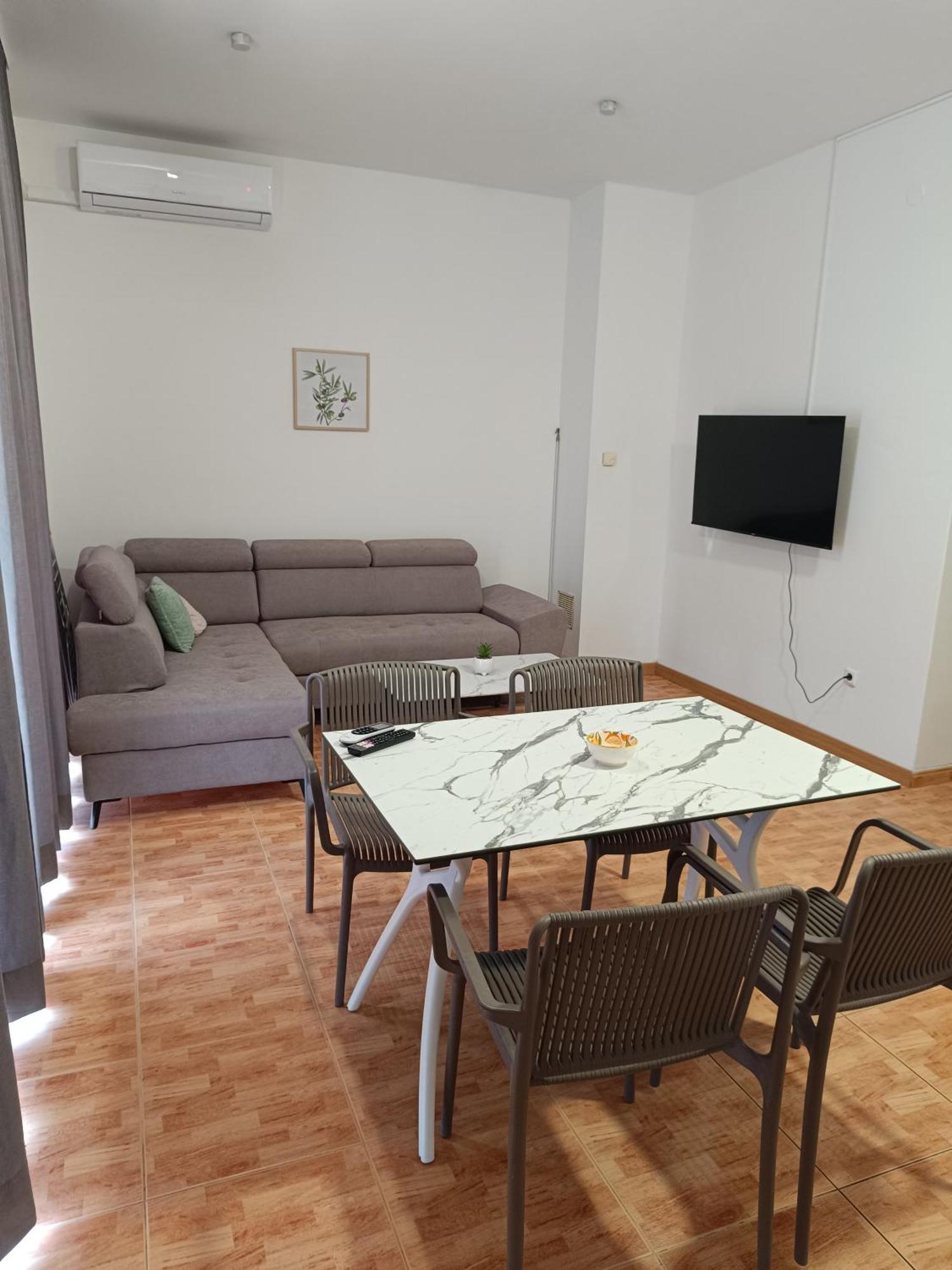 Apartmani "Radi" Baška Voda Exteriör bild