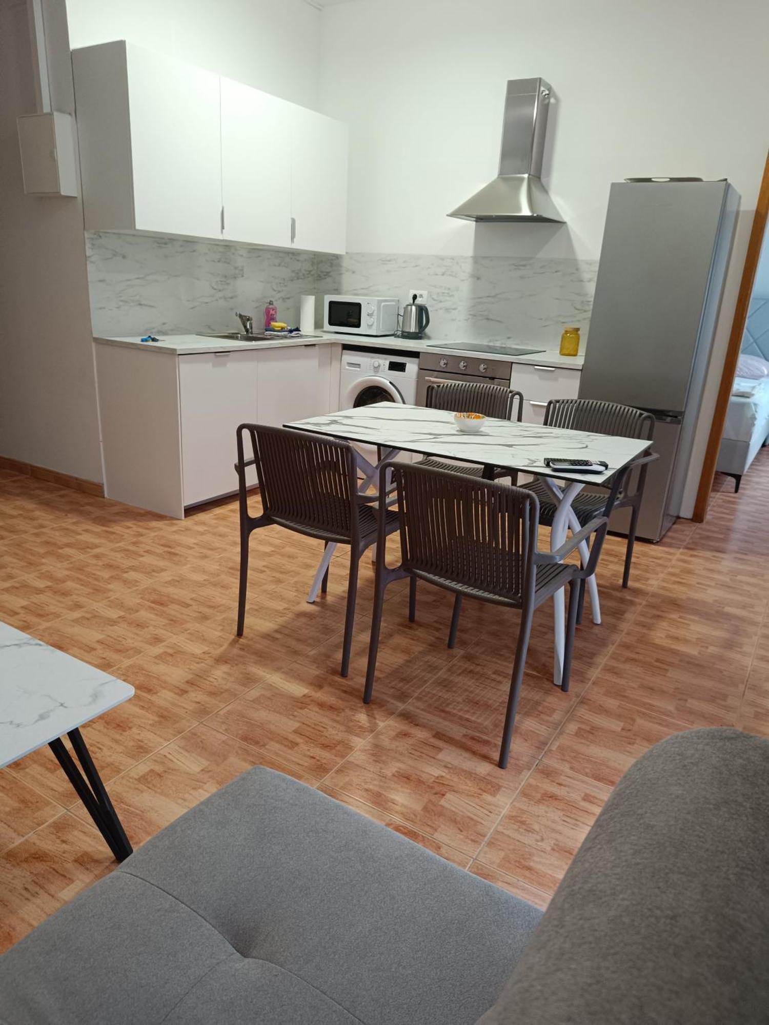 Apartmani "Radi" Baška Voda Exteriör bild